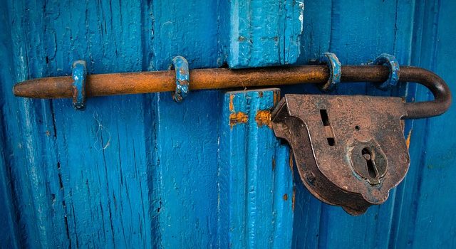 住まい兼店舗の長屋物件の鍵交換をしてもらいました。